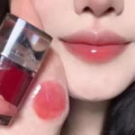 عکس دختر کره ای با رژلب مایع