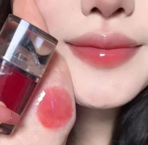 عکس دختر کره ای با رژلب مایع