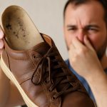 تمیز کردن کفش و کتانی با اسپری کفش ضد باکتر و خوشبوکننده