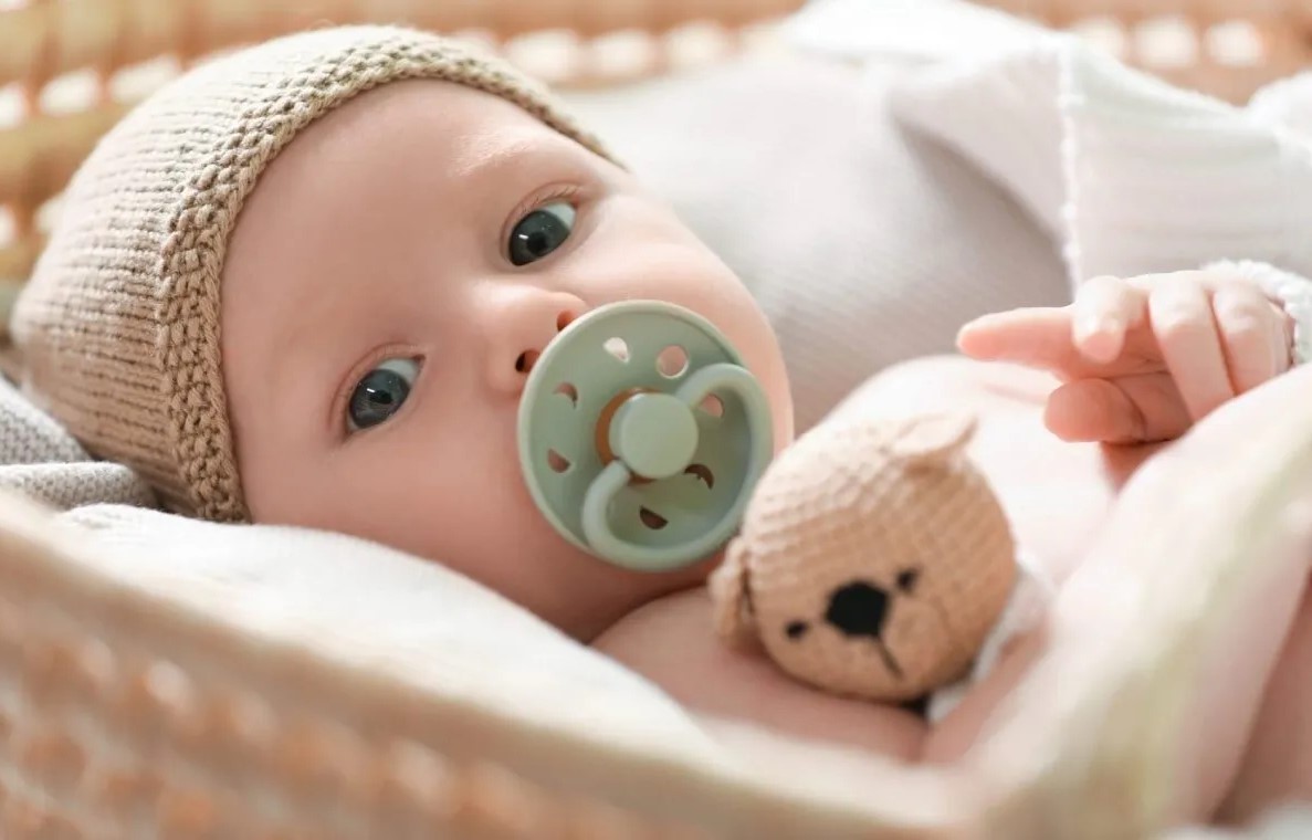 پستانک چیست و چرا نوزادان به آن علاقه دارند؟
