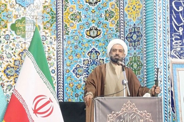 امام جمعه سراوان: زن در نگاه اسلام محور تربیت است نه ابزار مصرف‌گرایی
