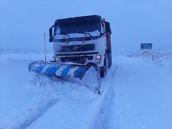 انجام عملیات برف روبی در محورهای ارتباطی آذربایجان غربی