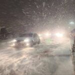 تداوم بارش برف و خودروهای گرفتار در کولاک محور نقده - پیرانشهر