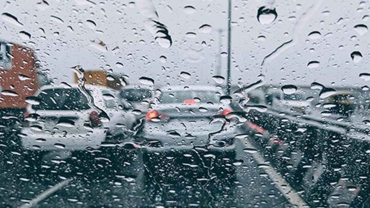 ترافیک پرحجم در بزرگراه‌های تهران همزمان با بارش باران