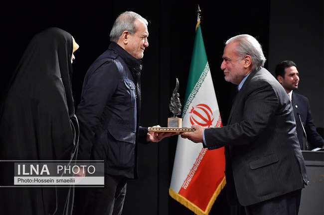 تصاویر/ تقدیر رئیس‌جمهور از دکتر غلامعلی افروز در همایش خانواده، آینده و پیوندهای پایدار