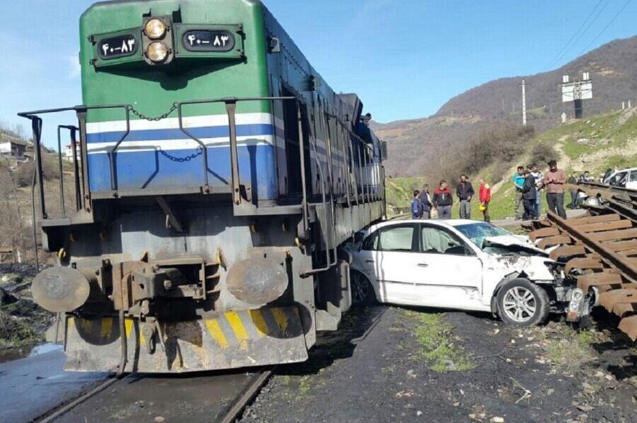 جزئیات وحشتناک از برخورد قطار با خودرو در ایستگاه راه‌آهن شازند