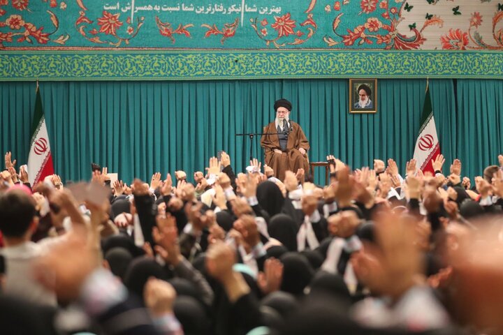 رهبر انقلاب: زن، کارگزار خانه نیست، مدیر است