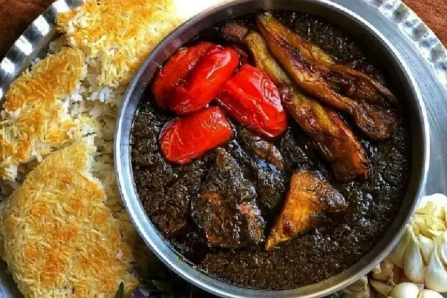 طرز تهیه قرمه مرغ در کمترین زمان/ غذای لذیذ و جذاب مخصوص دورهمی‌های دوستانه