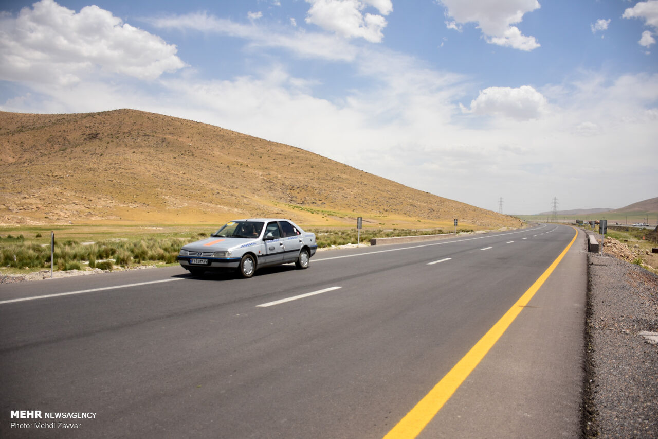فرسودگی آسفالت برخی جاده های قم؛ زنگ خطر استهلاک خودروها