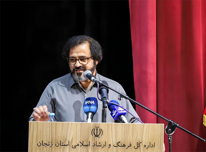 قصه پر غصه منزوی از سر کرانمندی تن در مقابل بی‌کرانگی روح بوده است