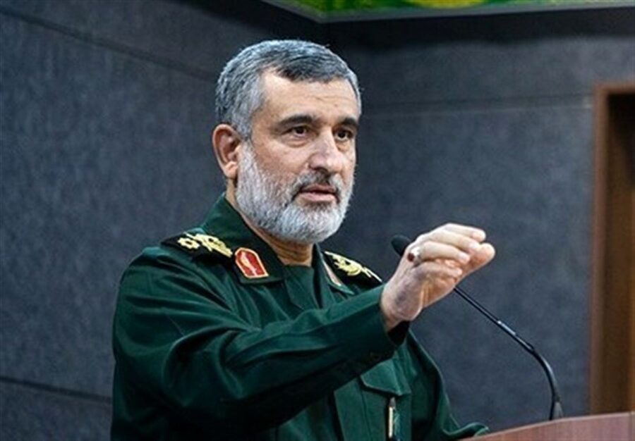 پوشش عجیب دو پسر بر مزار سردار حاجی‌زاده+ عکس