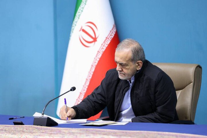 پیام تسلیت پزشکیان در پی درگذشت مادر ۳ شهید