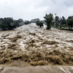 گرفتار شدن ماشین آتش‌نشانی در سیلاب پارسیان؛ پیکر یک جان باخته پیدا شد