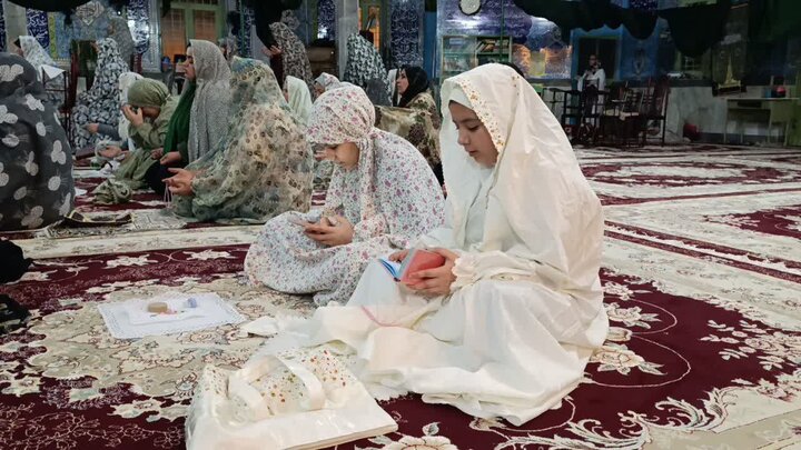 آیین معنوی اعتکاف و شبی باشهدا در مسجد ولیعصر خرم اراک