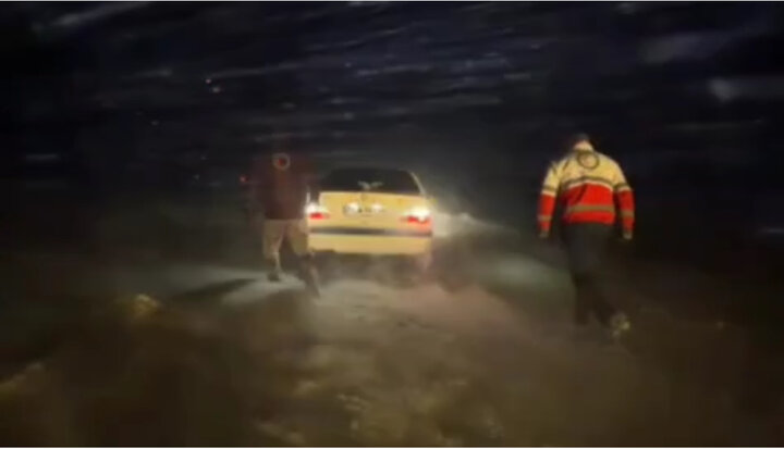 امداد رسانی به مسافران و خودروهای گرفتار در کولاک در آذربایجان غربی