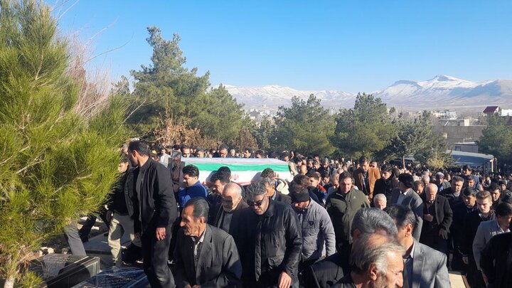 پیکر شهید بسیجی «علی عزیزی» در هرسین تشییع شد+تصاویر