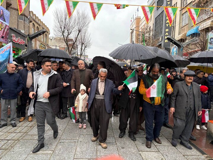 آغاز راهپیمایی ۲۲ بهمن در سنندج زیر بارش باران