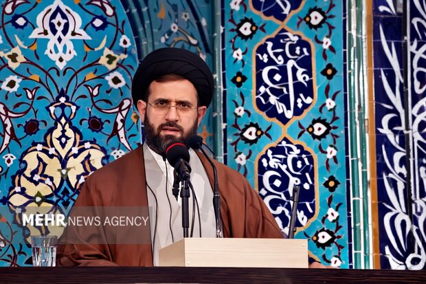 امام جمعه گرمسار: جنس طرفداری مردم ایران از انقلاب، عشق به رهبری است