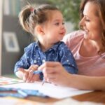 اگر می خواهید کودکی مستقل و با دلبستگی ایمن تربیت کنید؛ این گونه رفتار کنید