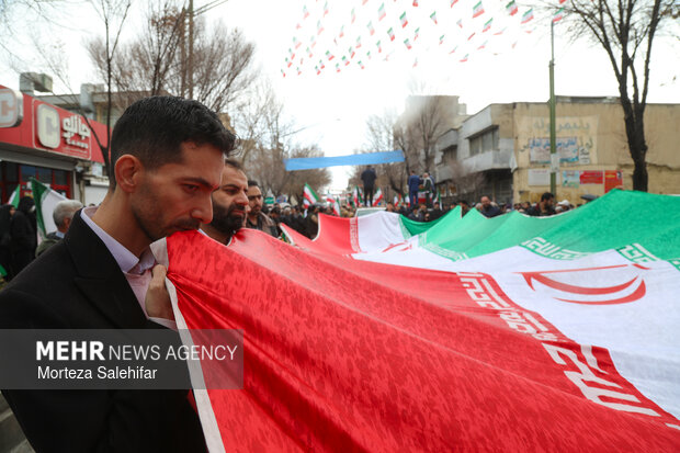 حضور باشکوه مردم نراق در سالروز پیروزی شکوهمند انقلاب اسلامی