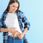 خارش شکم نشانه چیست؟ علت‌ها، درمان فوری و زمان مراجعه به پزشک