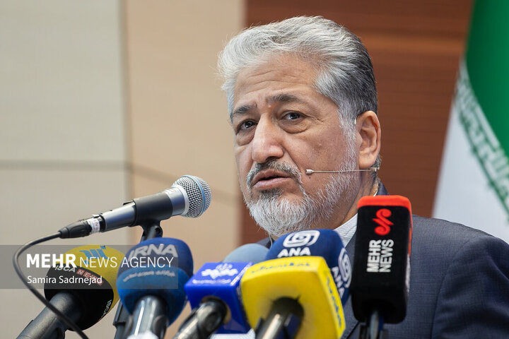 رئیس دانشگاه آزاد: فناوری وام‌گرفته شده، استقلال را می‌شکند