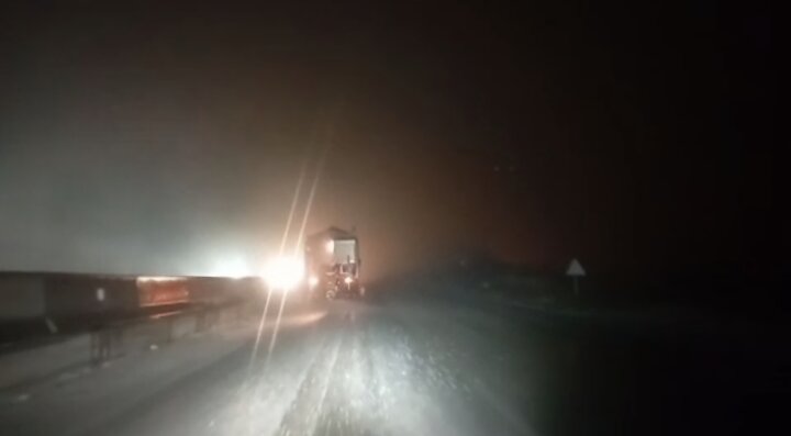 محورهای بویین و میاندشت برف و بارانی است؛باد شدید در سمیرم می‌وزد