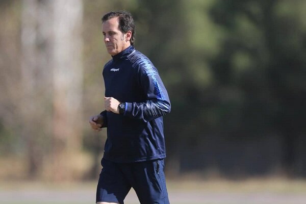 برگزاری لیگ برتر صحیح نیست/ بازیکن ملی باید پرچم را بالا نگه دارد