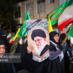 حضور مردم قم زیر باران در خیابان ها