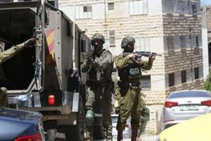 زخمی شدن دو فلسطینی و اسیر شدن یک نفر در جنوب کرانه باختری