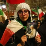 نوشته جالب دختری در تجمع میدان انقلاب+ عکس