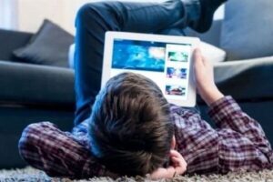 وقتی یک کلیک پرخطر می‌شود؛ تأثیر رفتارهای پرریسک بر روان نسل امروز