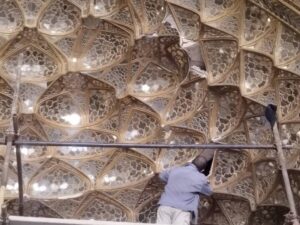 آغاز مرمت اضطراری مقرنس و آینه‌کاری تالار ستون‌دار کاخ چهل‌ستون اصفهان