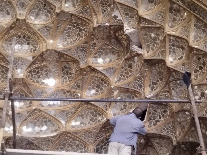 آغاز مرمت اضطراری مقرنس و آینه‌کاری تالار ستون‌دار کاخ چهل‌ستون اصفهان