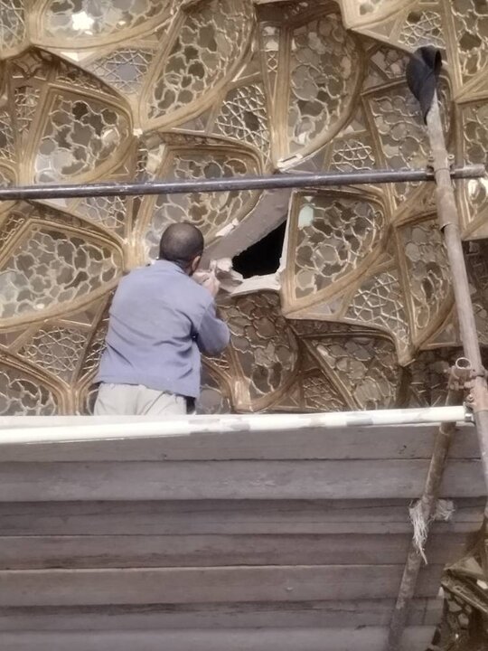 آغاز مرمت اضطراری مقرنس و آینه‌کاری تالار ستون‌دار کاخ چهل‌ستون اصفهان