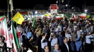 اجتماع شبانه مردم بندر دیر در دفاع از انقلاب و رهبری