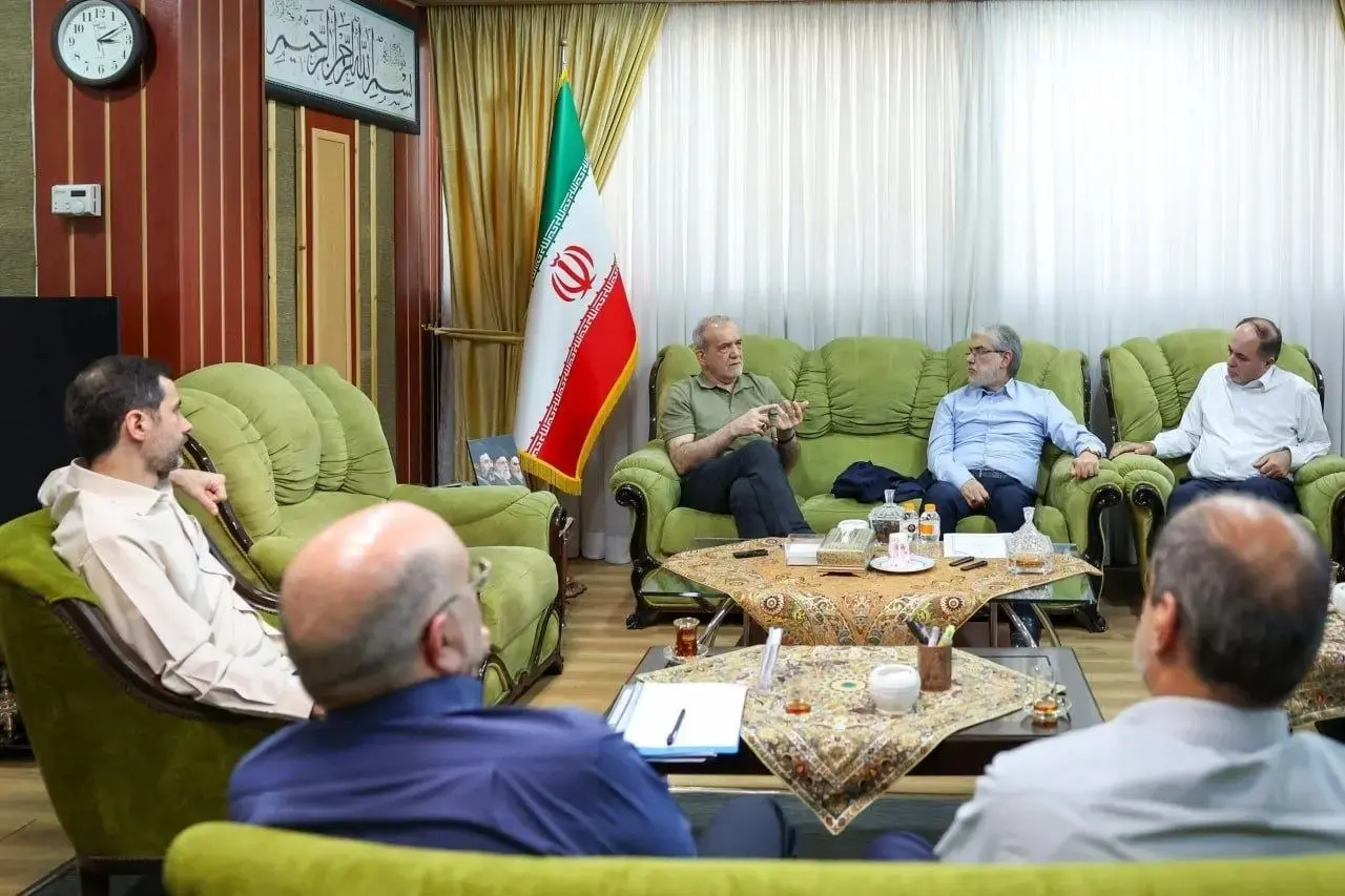 استایل متفاوت مسعود پزشکیان در یک جلسه رسمی + عکس استایل متفاوت مسعود پزشکیان در یک جلسه رسمی + عکس