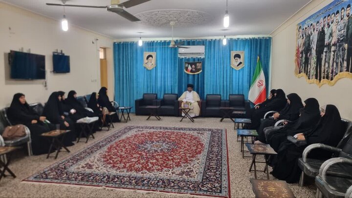 امام جمعه گناوه: اتحاد حول محور ولایت رمز عبور از توطئه‌های دشمنان است