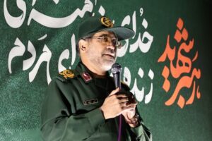 ایستادگی و مقاومت آگاهانه، رمز پیروزی در برابر دشمنان است