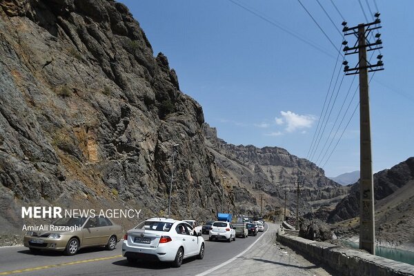 ترافیک سنگین در محورهای هراز، قزوین کرج و تهران؛ انسداد برخی جاده‌ها