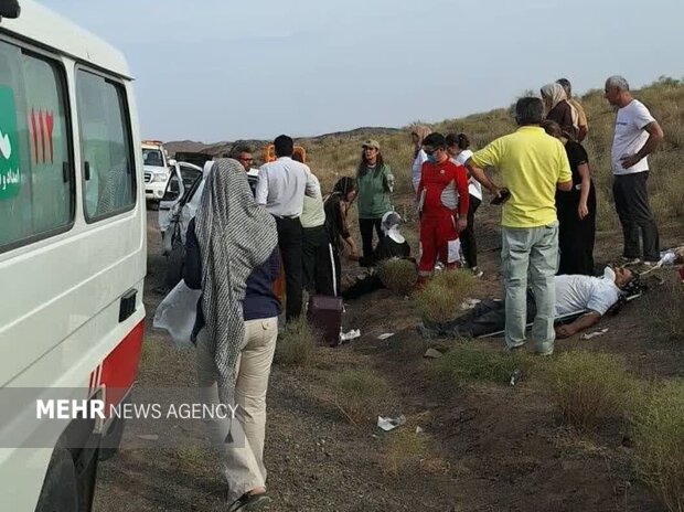 تصادف اتوبوس تهران-مشهد با ۳۰ سرنشین در میامی؛ ۴ مصدوم انتقال یافتند