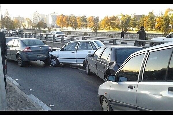 حادثه رانندگی در ساوه هفت مصدوم بر جای گذاشت؛ واژگونی آمبولانس اورژانس