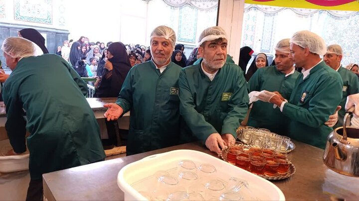 خدمت بوشهری ها در چایخانه رضوی خدمت بوشهری ها در چایخانه رضوی