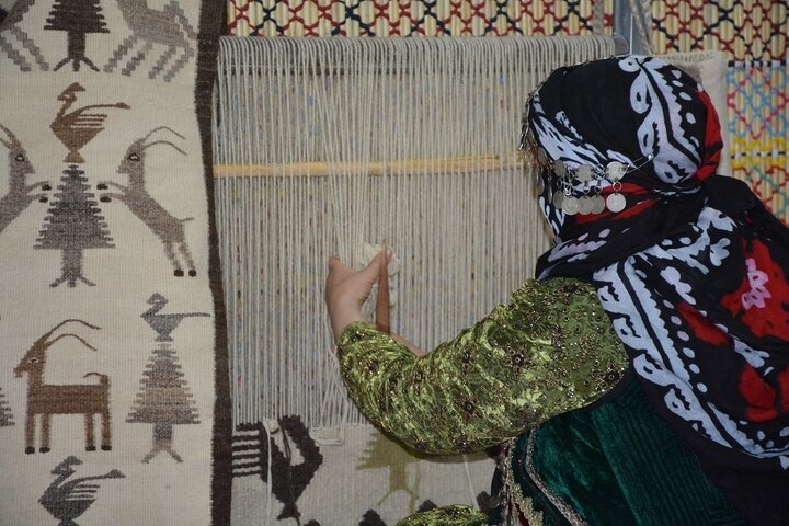 دستهایی که تاریخ میبافند؛ اینجا هنر نان درمیآورد دستهایی که تاریخ میبافند؛ اینجا هنر نان درمیآورد