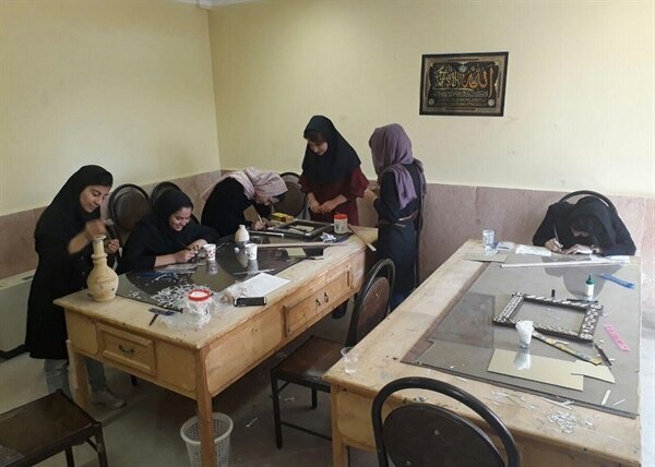 دستهایی که تاریخ میبافند؛ اینجا هنر نان درمیآورد دستهایی که تاریخ میبافند؛ اینجا هنر نان درمیآورد