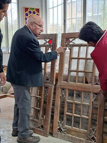 دستهایی که تاریخ میبافند؛ اینجا هنر نان درمیآورد دستهایی که تاریخ میبافند؛ اینجا هنر نان درمیآورد