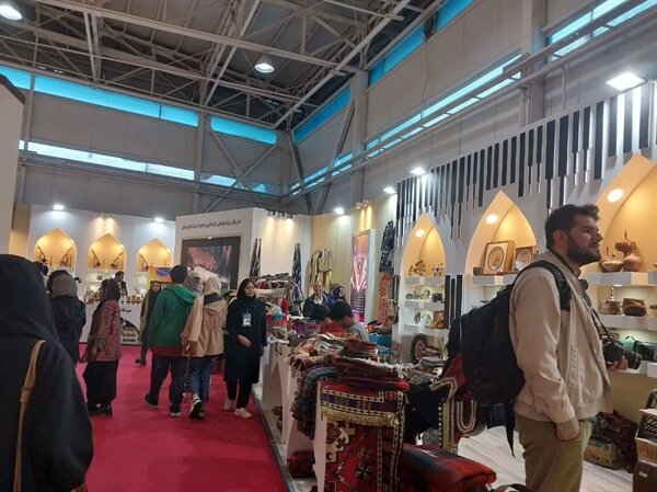 دستهایی که تاریخ میبافند؛ اینجا هنر نان درمیآورد دستهایی که تاریخ میبافند؛ اینجا هنر نان درمیآورد