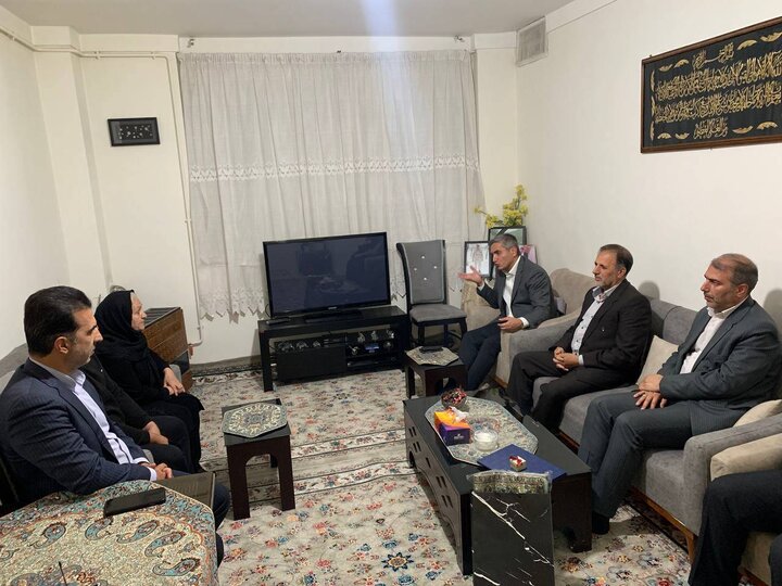 دیدار نماینده ویژه رئیس مجلس با خانواده شهدای جنگ رمضان در کردستان