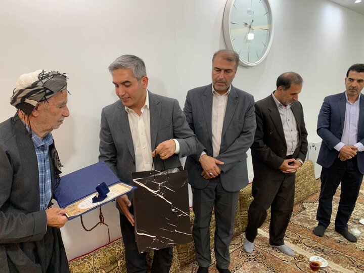 دیدار نماینده ویژه رئیس مجلس با خانواده شهدای جنگ رمضان در کردستان دیدار نماینده ویژه رئیس مجلس با خانواده شهدای جنگ رمضان در کردستان