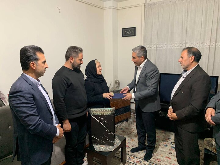 دیدار نماینده ویژه رئیس مجلس با خانواده شهدای جنگ رمضان در کردستان دیدار نماینده ویژه رئیس مجلس با خانواده شهدای جنگ رمضان در کردستان
